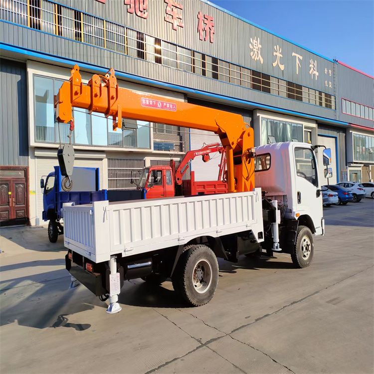 顺城区三轮随车吊定制 农用改装机自备吊中瑞长期出售